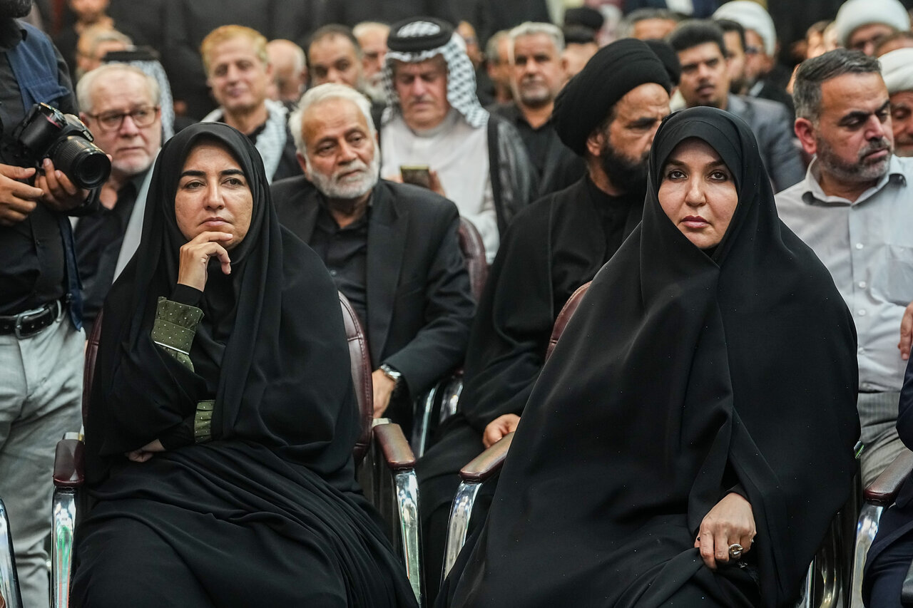 6461756 مراسم چهلمین روز تدفین رهبر شهید در کربلا با حضور رئیس مجلس/ از اشک های قالیباف تا تابلو یادبود فرماندهان ترور شده ایران/ خانم نماینده هم بود + تصاویر