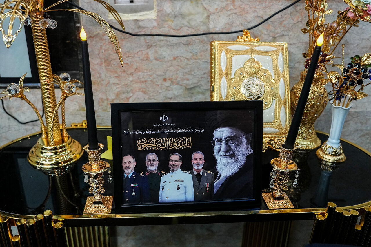 6461758-1 مراسم چهلمین روز تدفین رهبر شهید در کربلا با حضور رئیس مجلس/ از اشک های قالیباف تا تابلو یادبود فرماندهان ترور شده ایران/ خانم نماینده هم بود + تصاویر