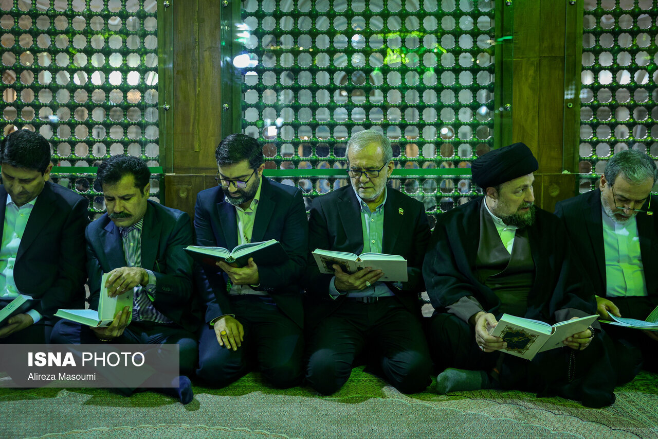 6462578 اعضای دولت چهاردهم در حرم امام خمینی/ فاتحه خوانی معاونان پزشکیان بر مراز آیت الله هاشمی رفسنجانی/ عراقچی همنشین سید حسن خمینی شد+ تصاویر