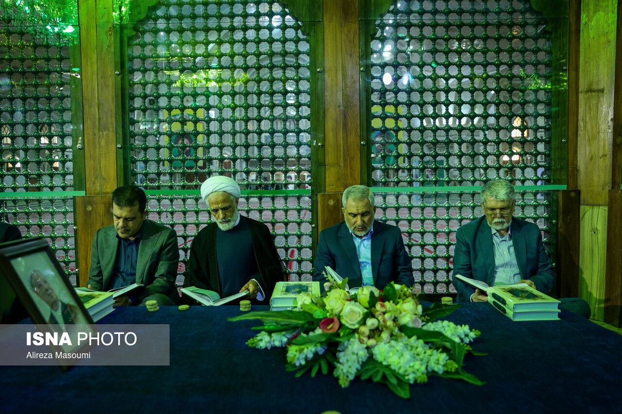 6462579 اعضای دولت چهاردهم در حرم امام خمینی/ فاتحه خوانی معاونان پزشکیان بر مراز آیت الله هاشمی رفسنجانی/ عراقچی همنشین سید حسن خمینی شد+ تصاویر