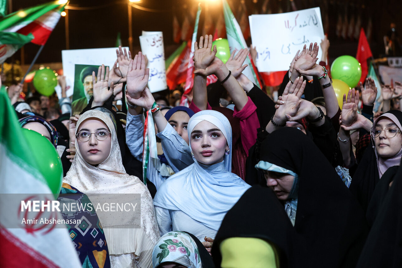 6462653 اعدام ترامپ و نتانیاهو در میدان انقلاب تهران/ پوشش متفاوت یک زن در تجمعات شبانه + عکس