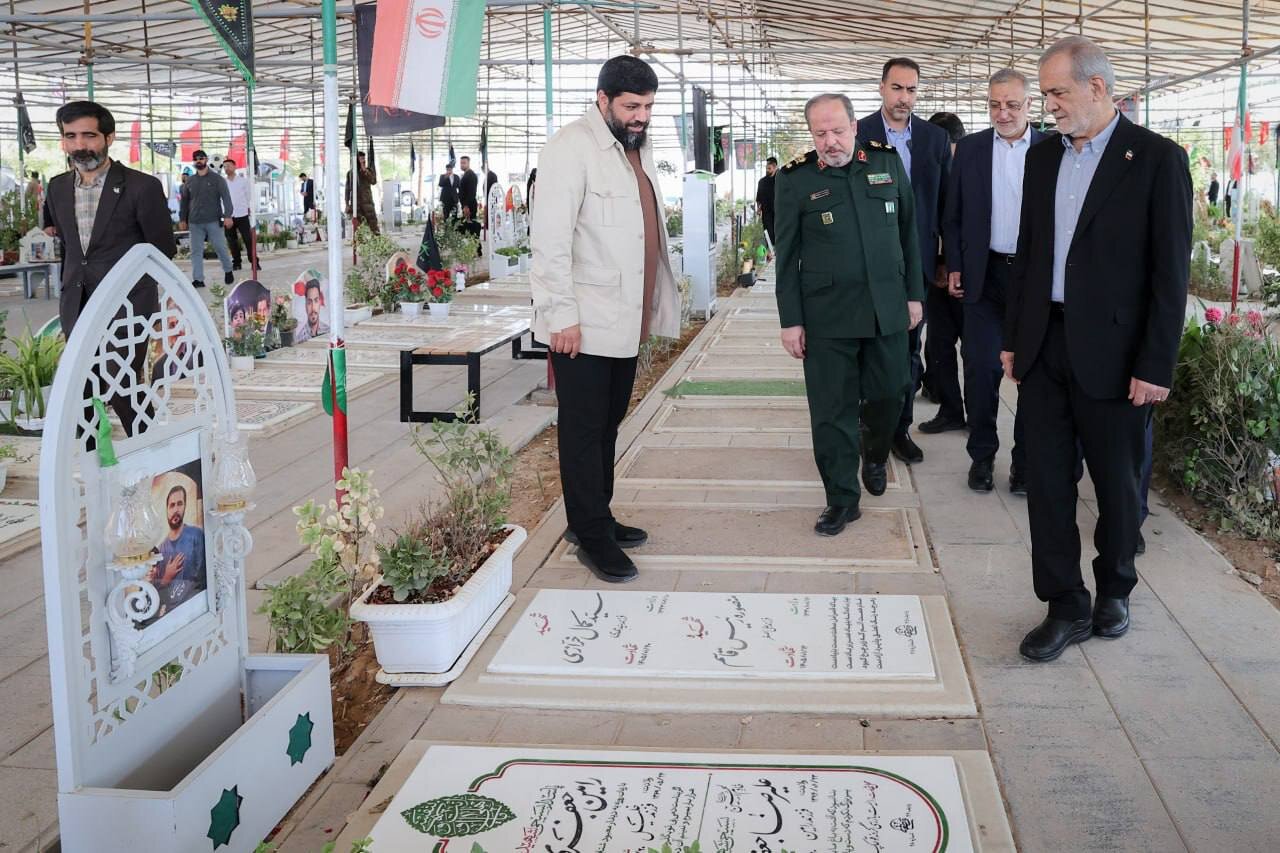 6462906 پزشکیان بر مزار شهیدان نصیرزاده و خرازی/ زاکانی و معاون جوان پزشکیان هم بودند/ ابن الرضا با لباس نظامی آمد + تصاویر