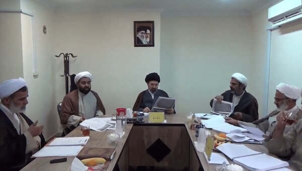 عکسی از جلسه‌ای که رهبر انقلاب استاد راهنما بودند