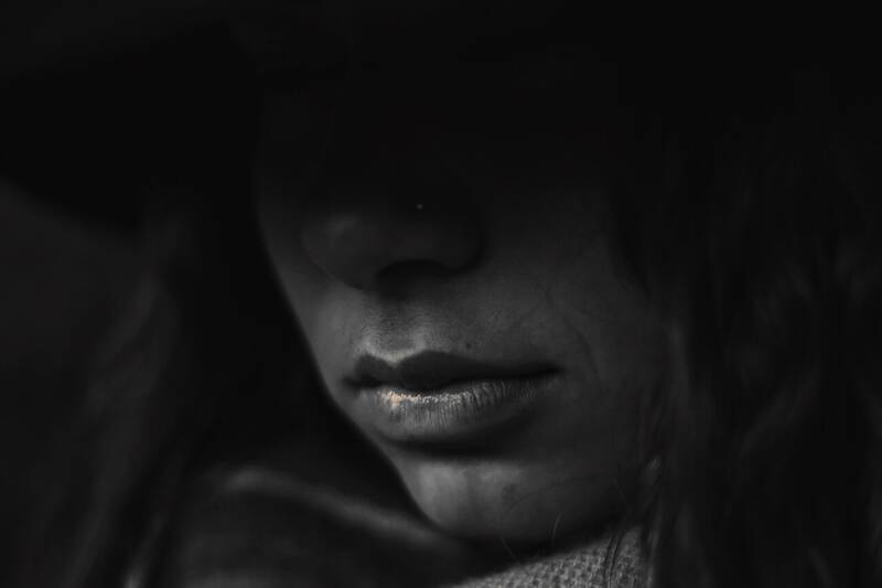 حکم ۱۵ سال حبس برای دختر جوان در پرونده اسیدپاشی