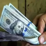 خرید دلار با کارت ملی به قیمت ۱۹۵ هزار تومان آغاز شد