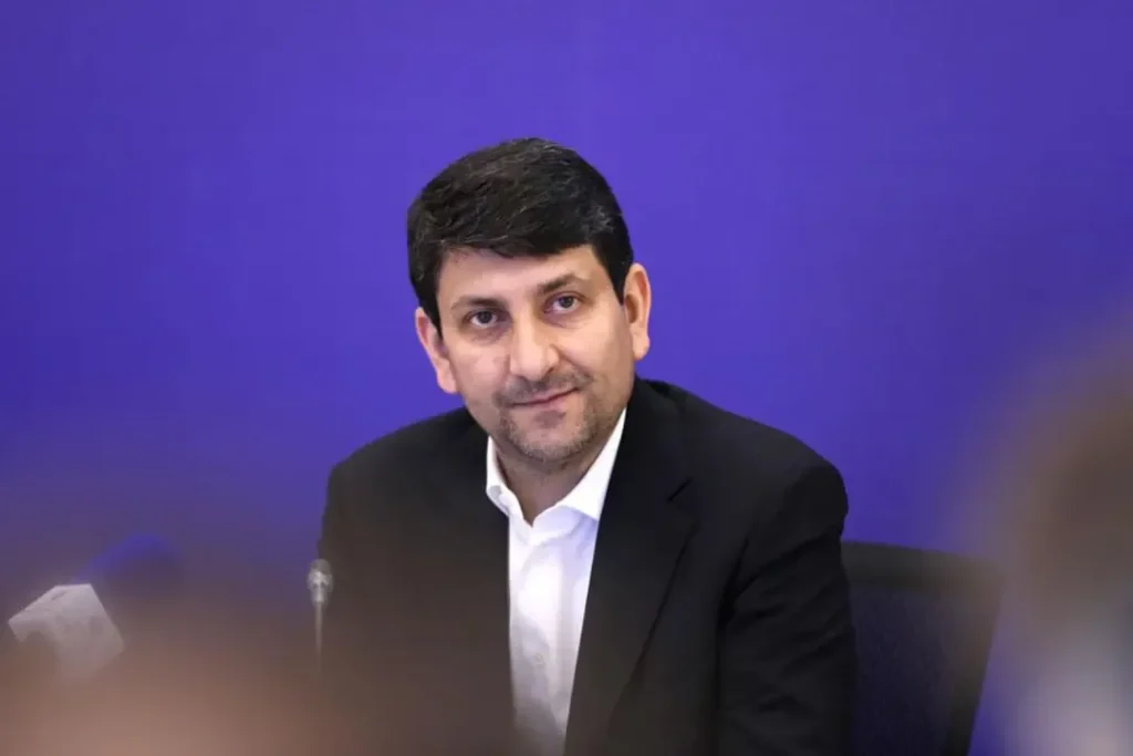 ستار هاشمی ادامه فیلترینگ کاربران را به اینترنت ماهواره ای می کشاند