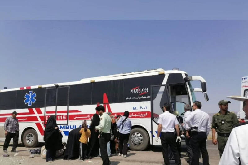واژگونی اتوبوس در محور سبزوار نیشابور ۴۶ مصدوم به بیمارستان منتقل شدند