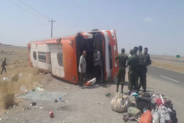 واژگونی اتوبوس مسافربری در نیشابور ۴۵ نفر در خطر حادثه قرار گرفتند