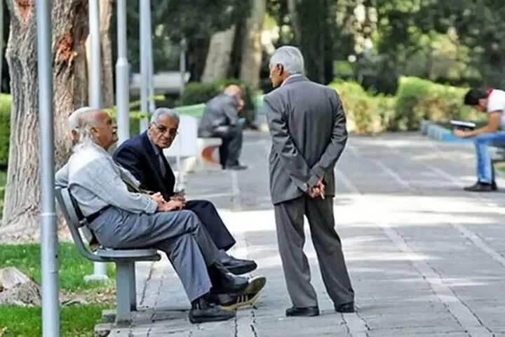 وزیر رفاه معوقات فروردین بازنشستگان امشب به حساب ها واریز می شود
