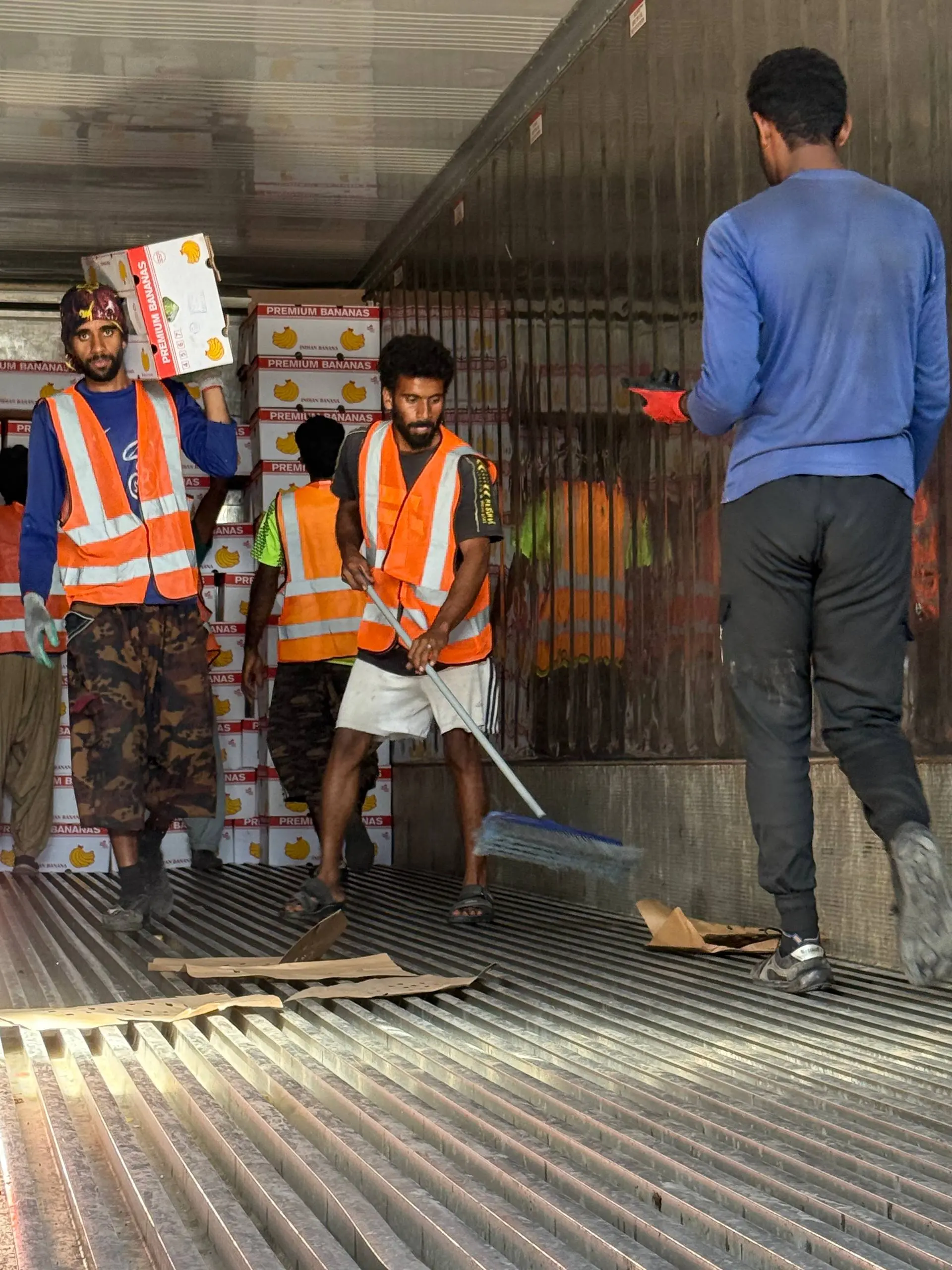 چهارماه بی‌حقوقی ترخیص‌کاران بندر/ آرزوی کار در گرمای ۶۰ درجه/ ترکش‌های جنگ درست وسط سفره‌های تهیدستان خورد!