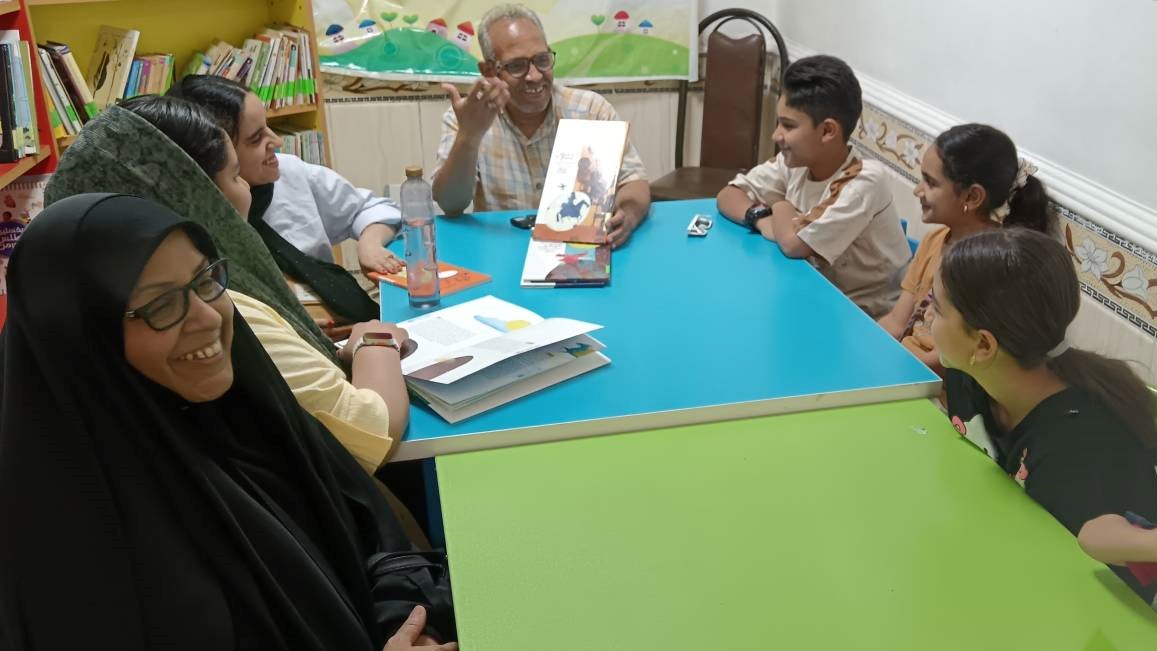 نشست کتابخوانی پدربزرگ و نوهها در کتابخانه فرهنگ آبادان