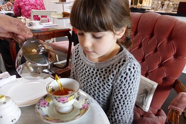 چای برای کودکان مفید است یا مضر؟ / بهترین دمنوشها برای کودک