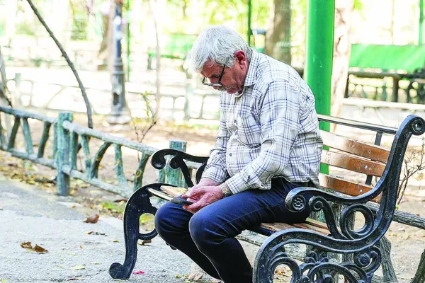 بازنشستگان در انتظار معوقات اردیبهشت قمار بر سر معیشت