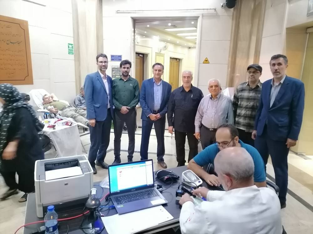 تقدیر از دکتر مصطفی مقدم در میدان فلسطین به مناسبت نمایش مستند خون طلایی آمنه