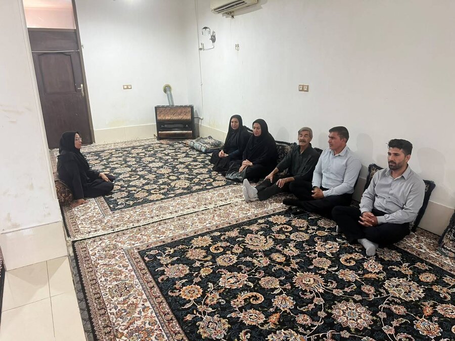دیدار رئیس بهزیستی قیروکارزین با ایثارگر بازنشسته به مناسبت هفته دفاع مقدس