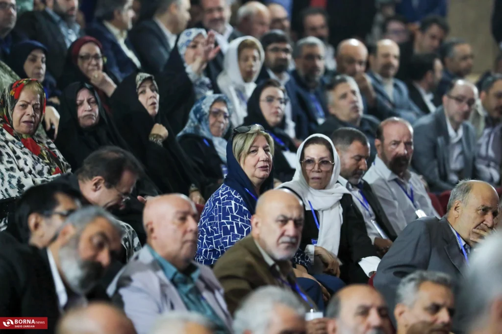دیدار صمیمی رئیس جمهور با بازنشستگان در وزارت تعاون