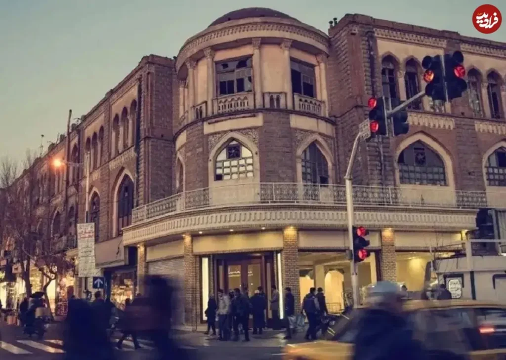 سفر به دهه ۱۳۳۰ عابران و خودروهای کلاسیک در لاله زار