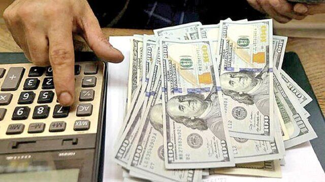 صعود دلار به بالای ۲۴۰ هزار تومان فشارهای تورمی و شکاف نرخ ها در کانون توجه