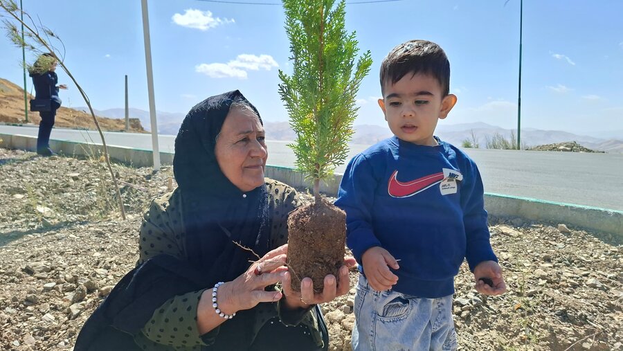 طرح نهال کاری امید نسل ها در سنندج به مناسبت هفته سالمند اجرا شد