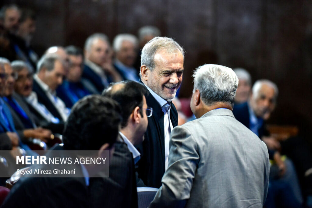 نشست صمیمی رییس جمهور با بازنشستگان در وزارت تعاون