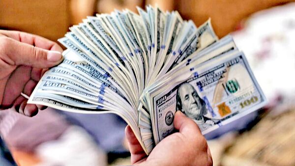 کاهش قیمت دلار در بازار آزاد به ۲۳۳ ۲۱۰ تومان