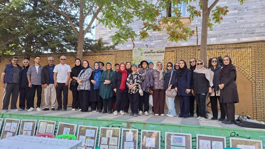 گردهمایی بزرگداشت سالمندان با برنامه های فرهنگی در سنندج برگزار شد