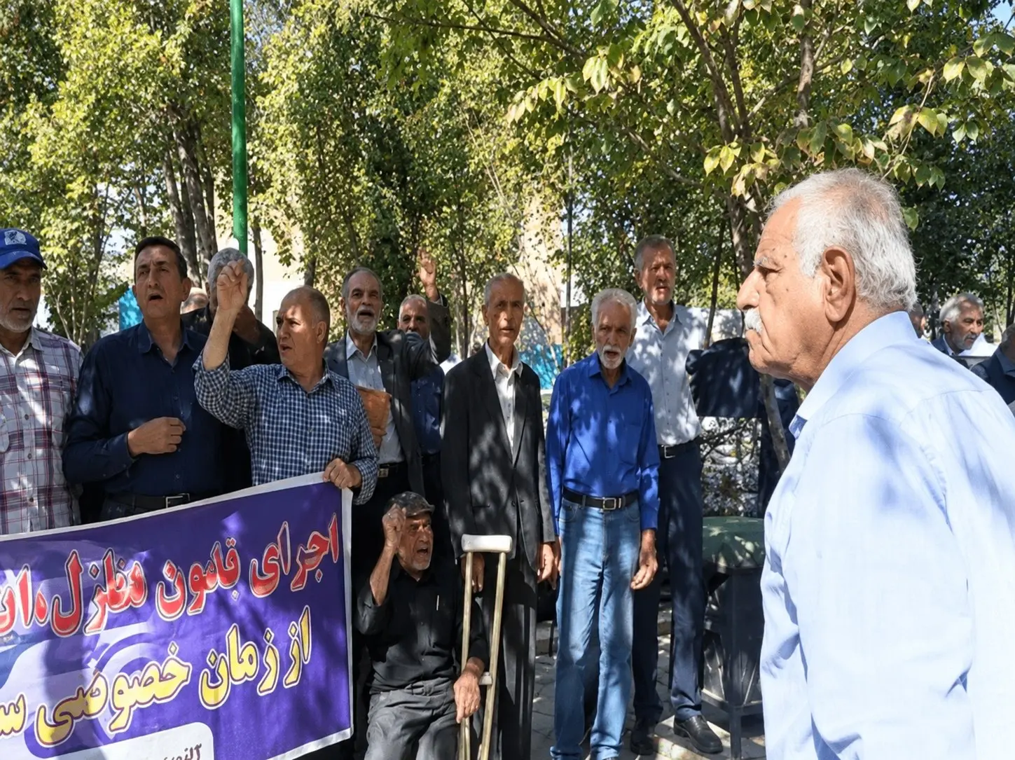 تجمع بازنشستگان مخابرات اصفهان/ مزایای رفاهی ما چه شد؟