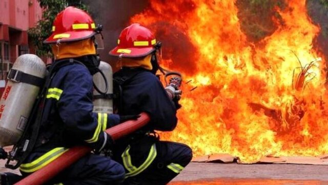 آتش سوزی در یک واحد صنعتی در فردیس ۵ نفر مصدوم شدند