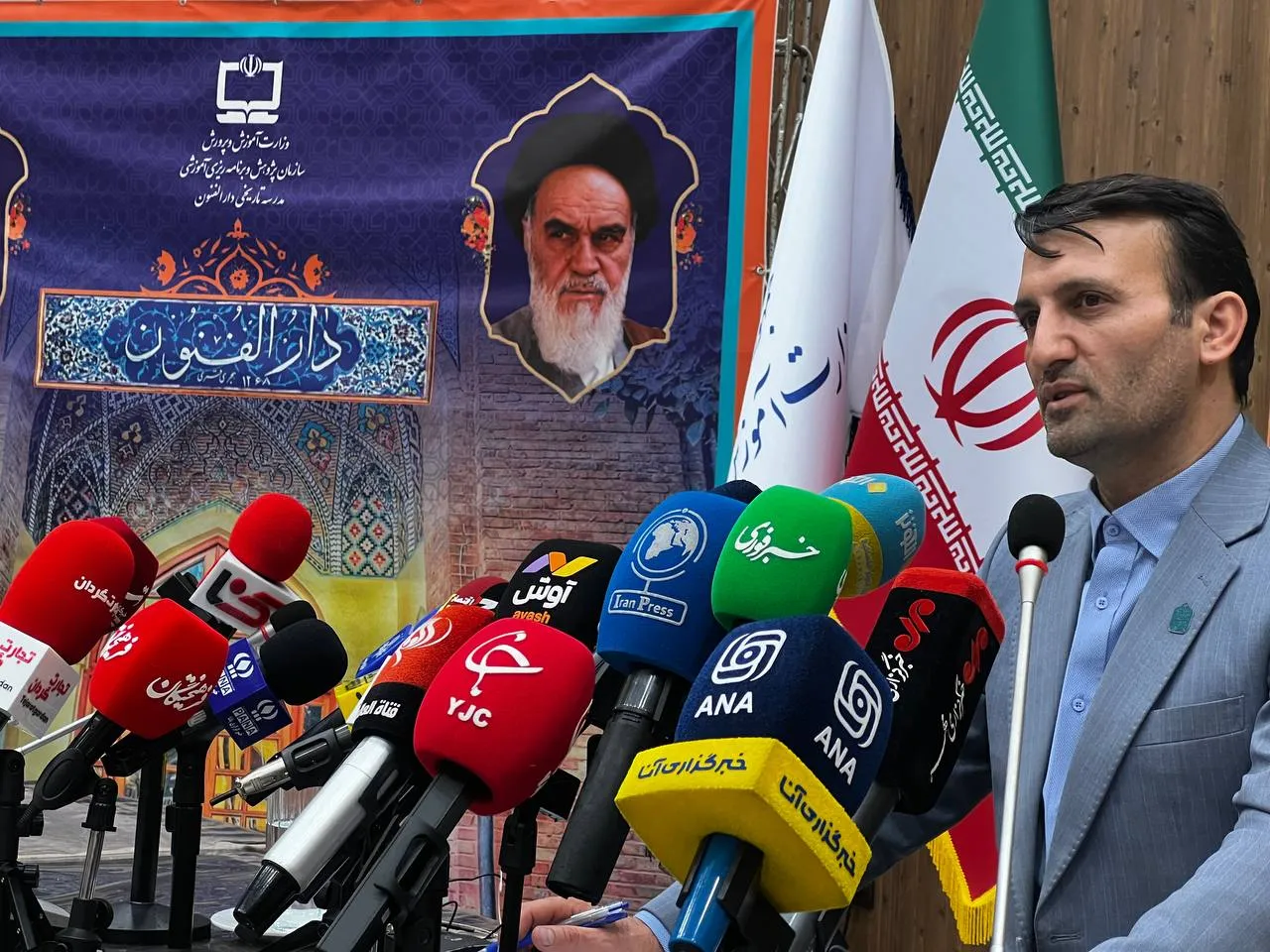 آموزش حضوری در سراسر کشور برقرار است شاد و مدرسه تلویزیونی مسیر های جایگزین آموزش