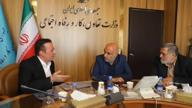 استاندار قزوین مطالبات کارگران و بازنشستگان را با وزیر تعاون بررسی کرد