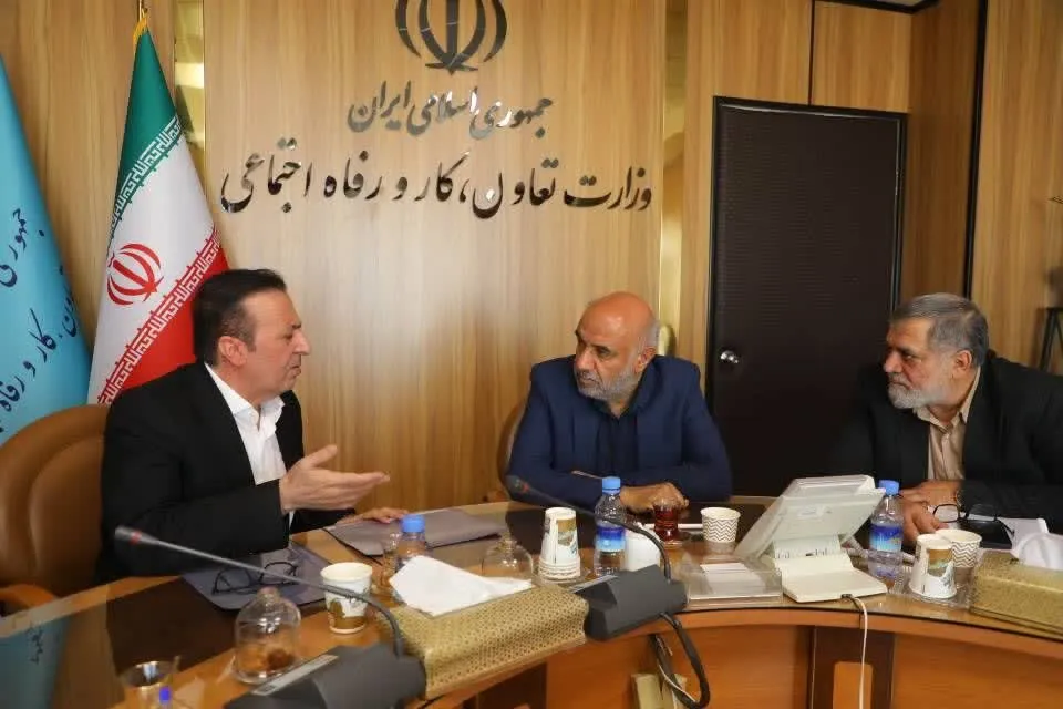 استاندار قزوین مطالبات کارگران و بازنشستگان را با وزیر تعاون بررسی کرد