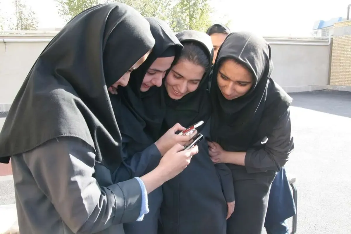 استفاده از تلفن همراه در مدارس مجاز است