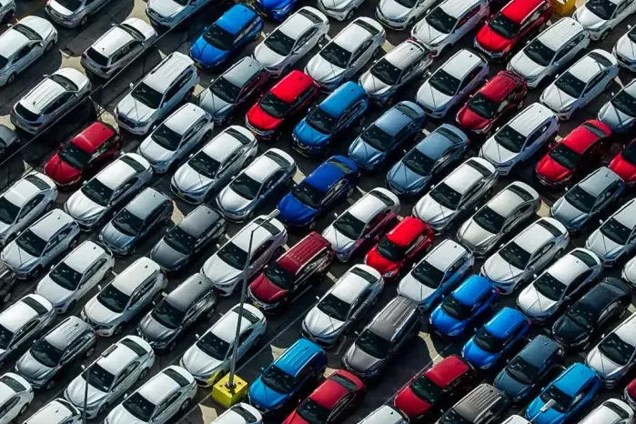 بازار خودرو در بحران جهش قیمت ها با وجود کاهش نرخ ارز