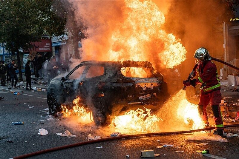 بازداشت ۲۷۰۰ معترض در ناآرامی های سراسری فرانسه