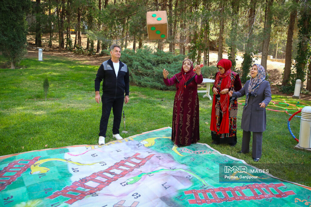 بازنشستگان شهرداری اصفهان دور هم جمع شدند باغ بانوان صدف میزبان آنها