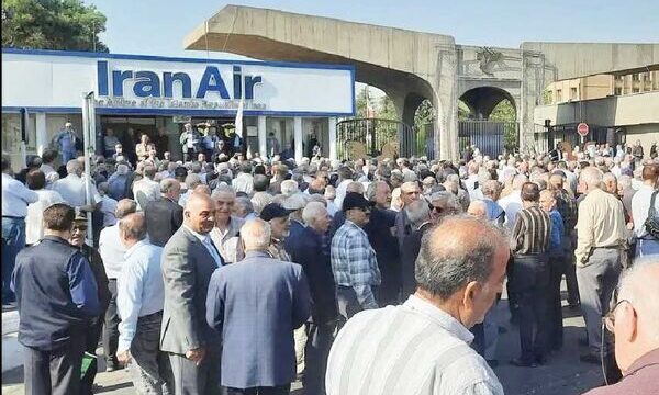تجمع اعتراض آمیز بازنشستگان هما در تهران به مشکلات درمانی و معیشتی