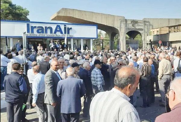 تجمع اعتراض آمیز بازنشستگان هما در تهران به مشکلات درمانی و معیشتی