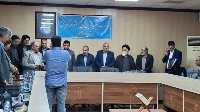 تقدیر رئیس سازمان بسیج اساتید از استاد برجسته و پدر دو شهیده مدرسه شجره طیبه میناب