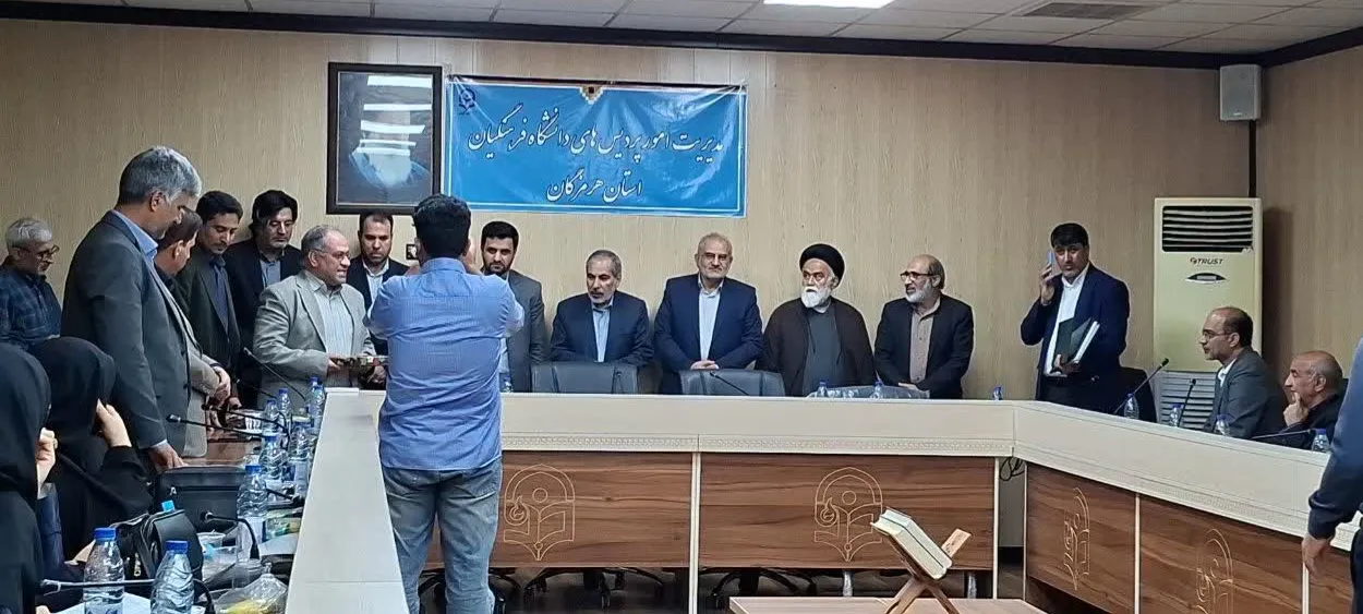 تقدیر رئیس سازمان بسیج اساتید از استاد برجسته و پدر دو شهیده مدرسه شجره طیبه میناب