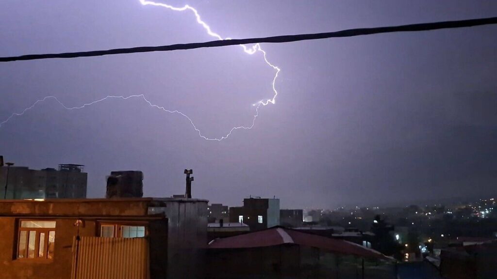 تندباد و باران شدید در بندرعباس برق شهر قطع شد