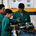 توسعه هنرستان ها بدون زیرساخت ممکن نیست وقتی دانش آموز پشت در هنرستان می ماند