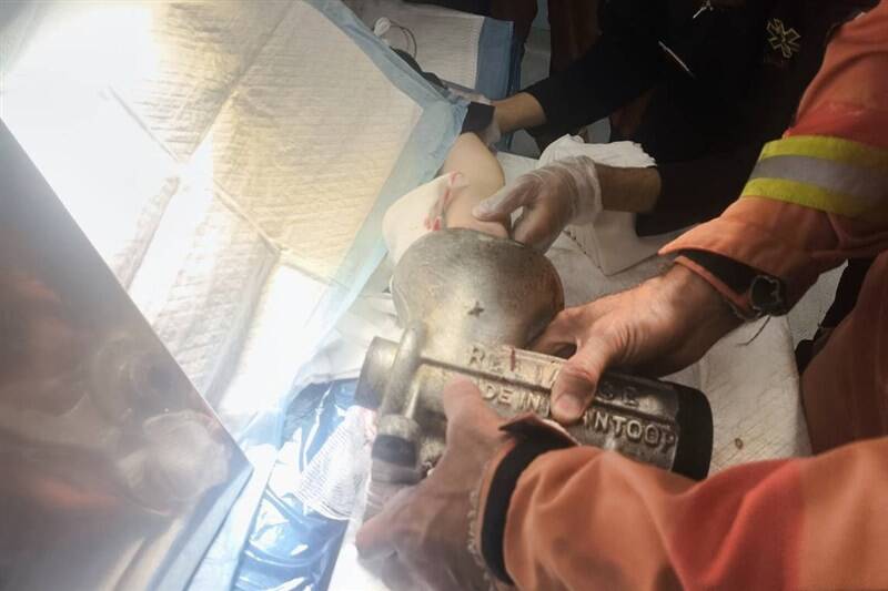 جراحت شدید دست زن کارگر در چرخ گوشت در مرکز تهران