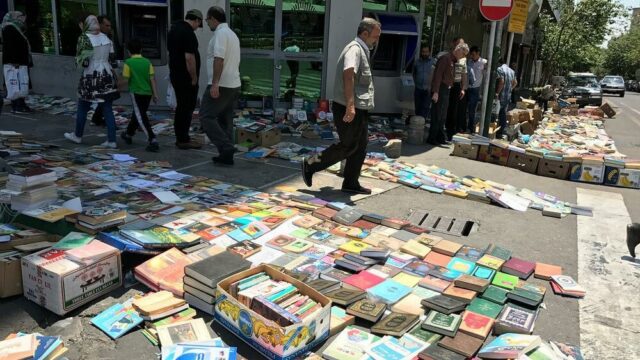 جمع آوری کتاب فروشی های غیرمجاز خیابان انقلاب از امروز