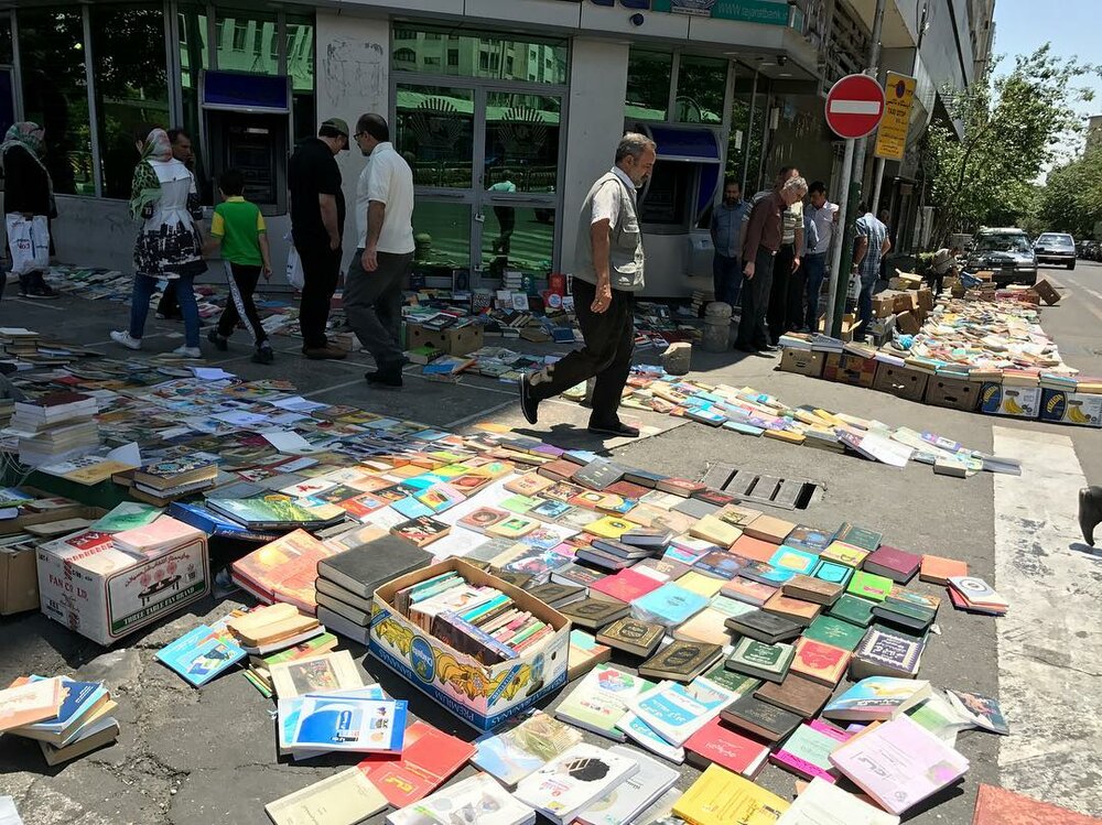 جمع آوری کتاب فروشی های غیرمجاز خیابان انقلاب از امروز