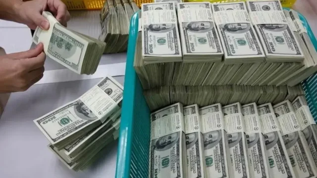 دلار آزاد امروز با قیمت ۲۶۹ هزار ۵۰۰ تومان معامله می شود