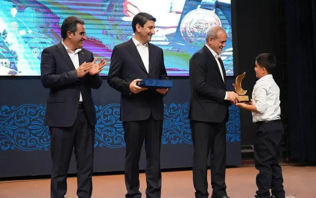 رئیس جمهور از دانش آموز سما زنجان دارنده مدال برنز بین المللی نامه نگاری تجلیل کرد