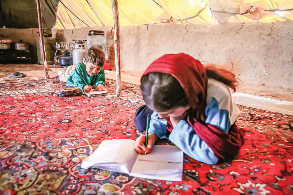 سایه بی عدالتی آموزشی زیر چادر مدارس عشایری سنگینی می کند سهم کوچک کودکان کوچ نشین