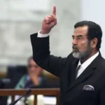 صدام حسین در ۶۰ سالگی لحظه ای تاریخی از نماز خواندن در سامرا