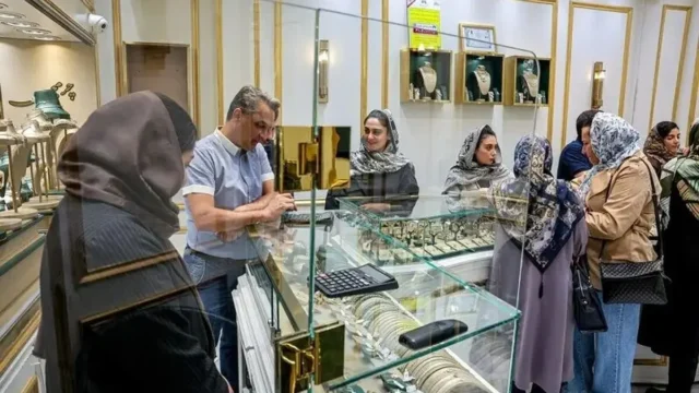 طلا ۱۸ عیار امروز پنجشنبه به قیمت ۲۷ میلیون و ۵۵ هزار تومان رسید