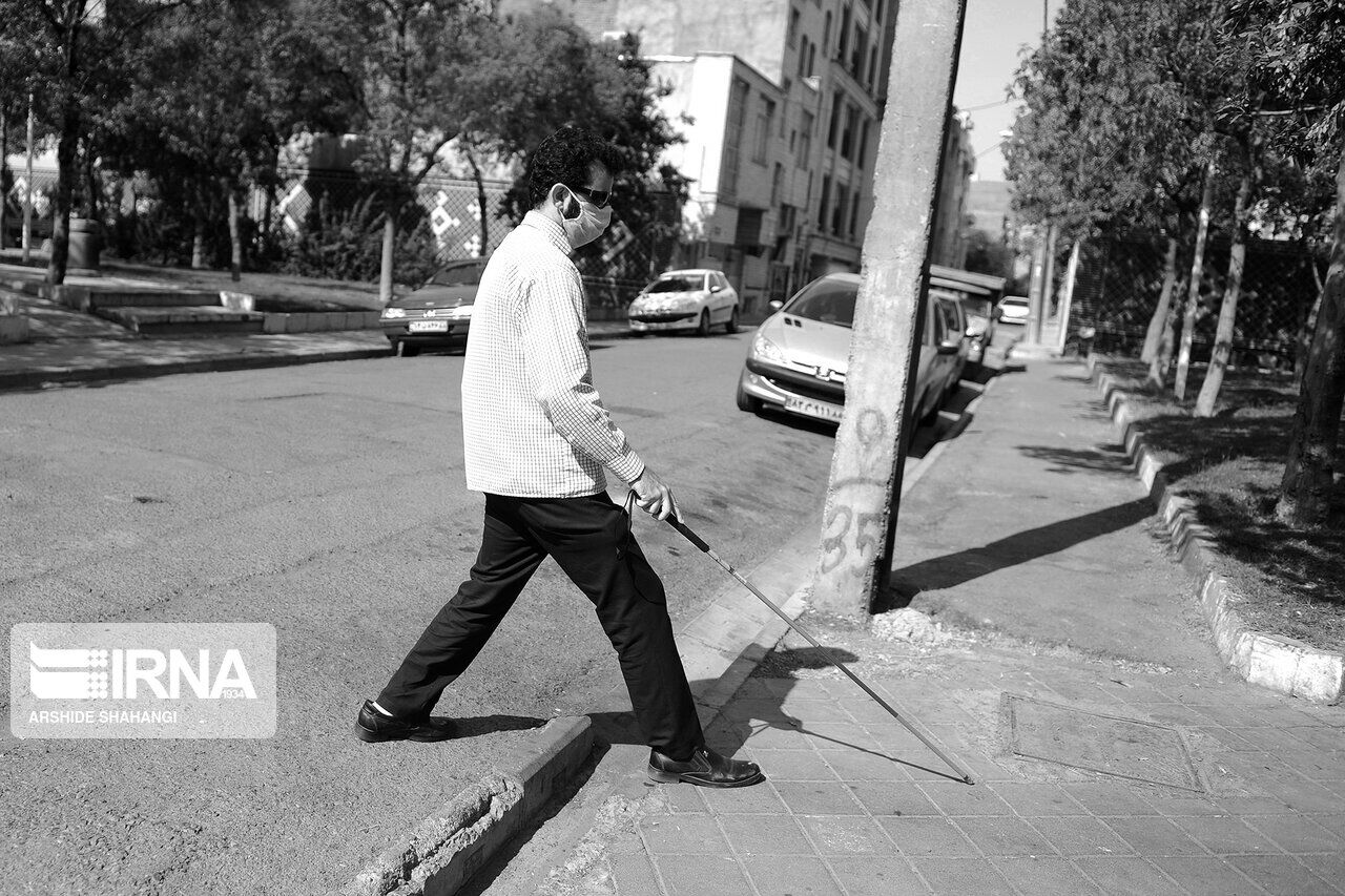 عصای سفید در حاشیه فاصله از مرکز نابینایی را سخت تر می کند